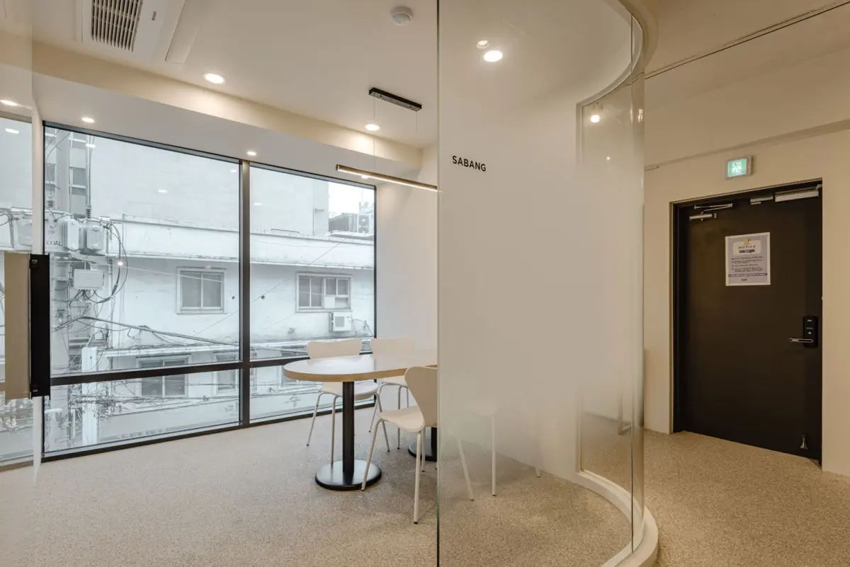 곡선 유리벽 오픈형 라운지 인테리어